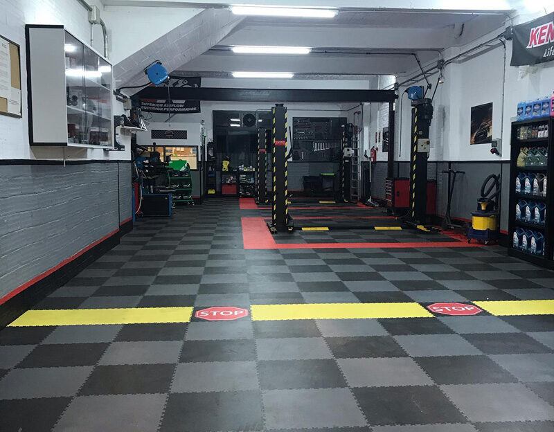 suelo-losetas-pvc-Modulfix-taller-coches